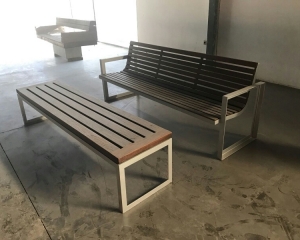 Subasta online de Banco de dos bancos de exterior de acero inoxidable y madera
